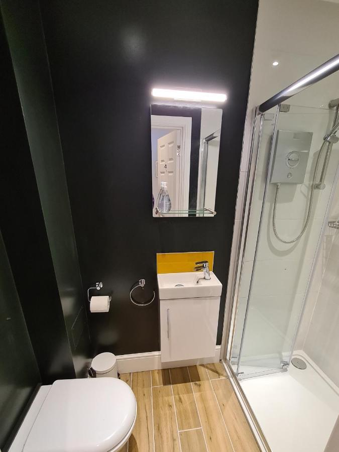 The Taylor Suite - Stunning 2-Ensuite Beds, Cathedral View Roof Garden ทรูโร ภายนอก รูปภาพ