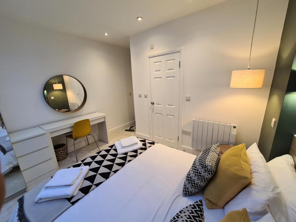The Taylor Suite - Stunning 2-Ensuite Beds, Cathedral View Roof Garden ทรูโร ภายนอก รูปภาพ