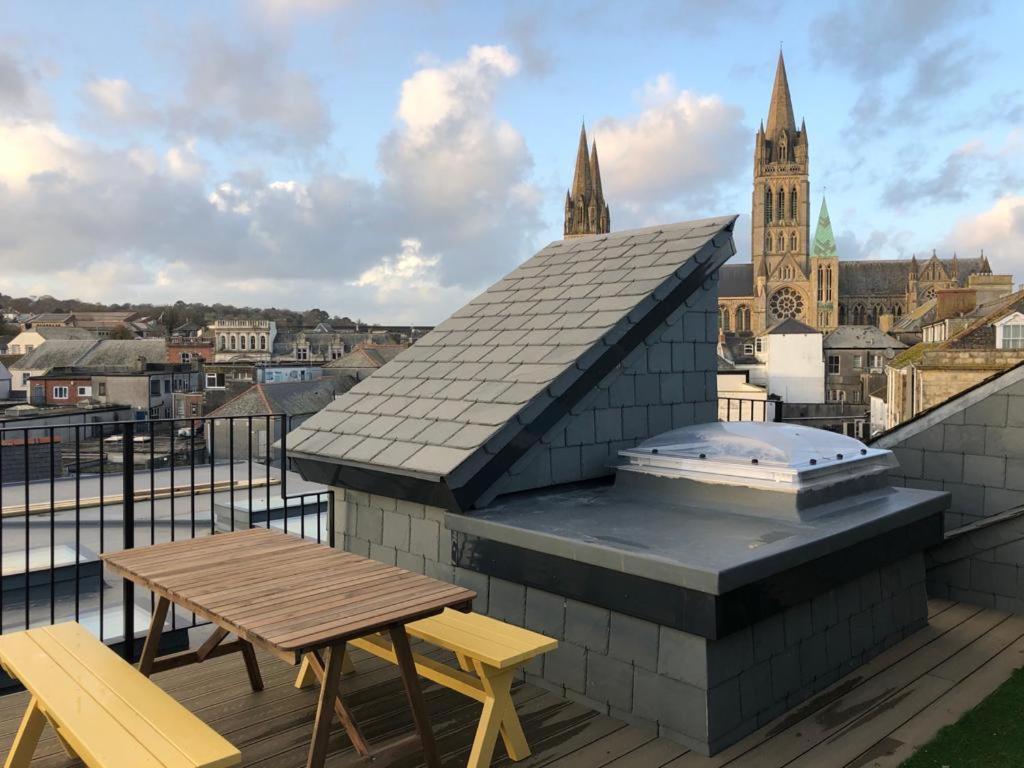 The Taylor Suite - Stunning 2-Ensuite Beds, Cathedral View Roof Garden ทรูโร ภายนอก รูปภาพ