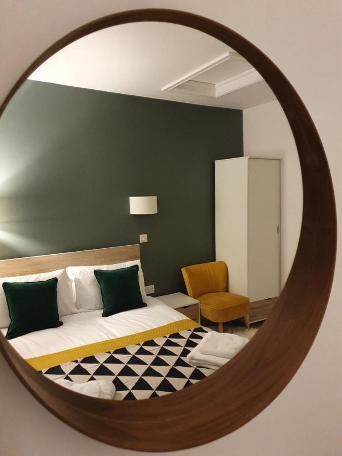 The Taylor Suite - Stunning 2-Ensuite Beds, Cathedral View Roof Garden ทรูโร ภายนอก รูปภาพ