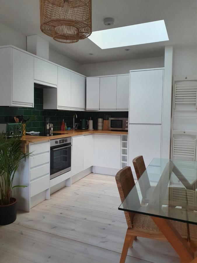 The Taylor Suite - Stunning 2-Ensuite Beds, Cathedral View Roof Garden ทรูโร ภายนอก รูปภาพ