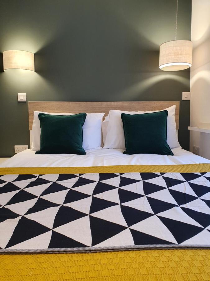 The Taylor Suite - Stunning 2-Ensuite Beds, Cathedral View Roof Garden ทรูโร ภายนอก รูปภาพ