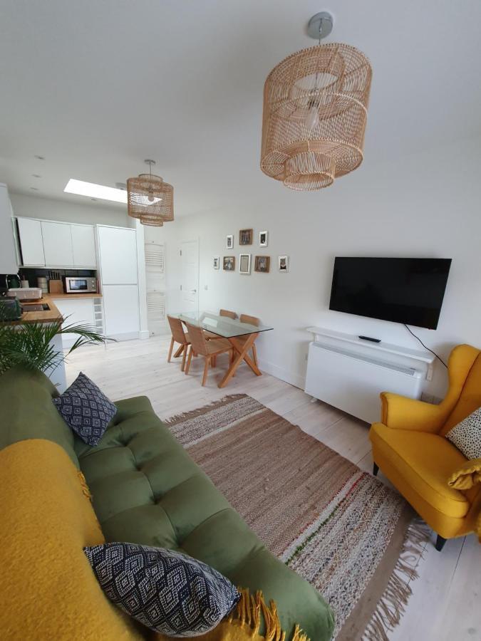 The Taylor Suite - Stunning 2-Ensuite Beds, Cathedral View Roof Garden ทรูโร ภายนอก รูปภาพ